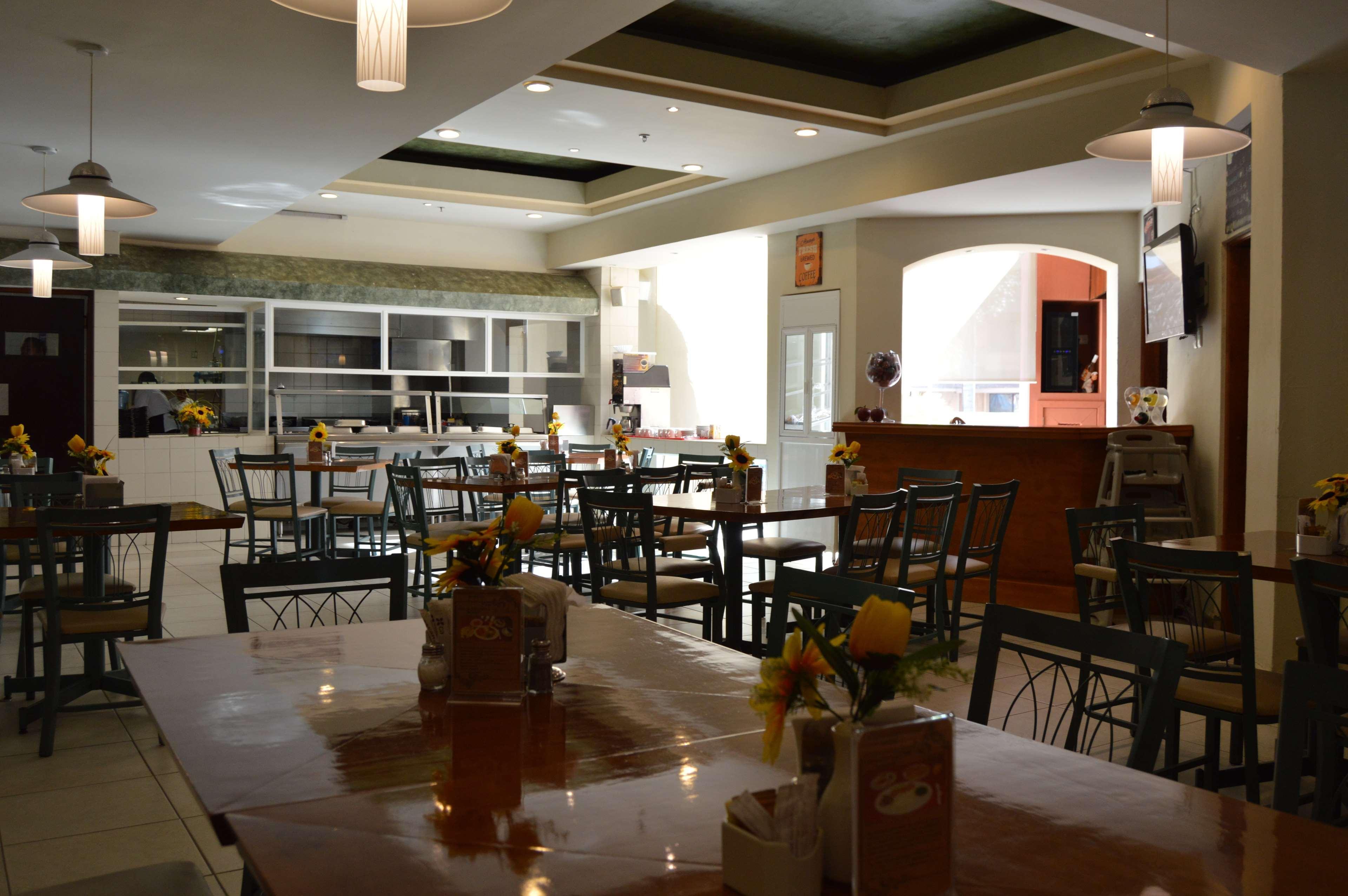 Best Western Bazarell Inn Montemorelos Екстериор снимка