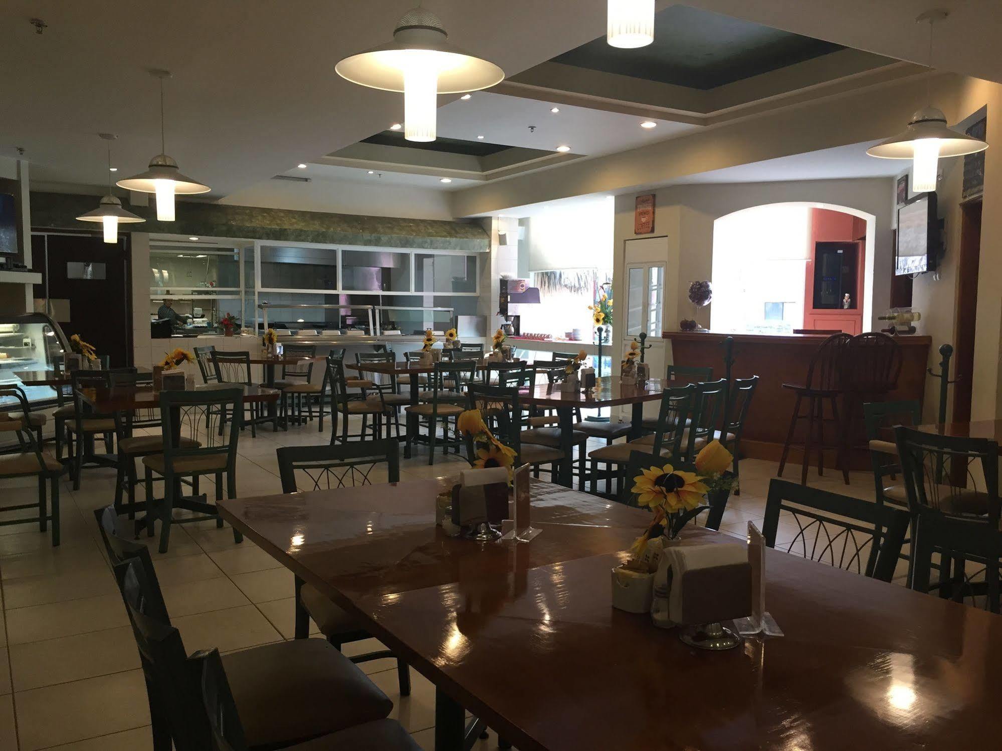 Best Western Bazarell Inn Montemorelos Екстериор снимка